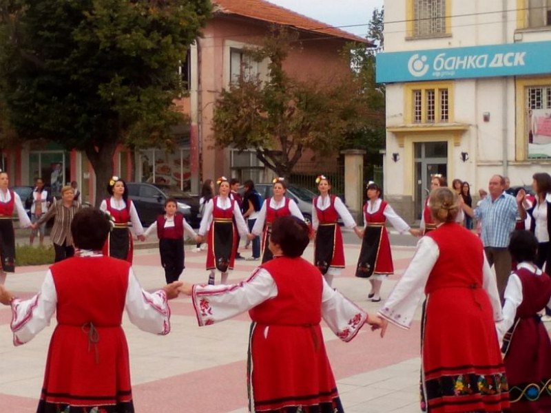 Пъстро хоро се извива на площада в Брезово днес