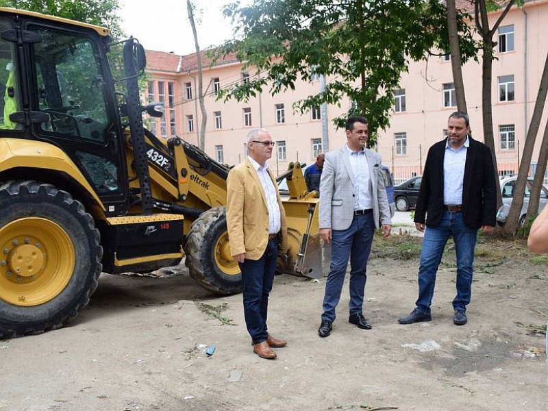 Започна изграждането на паркинга на ул. „Антон Тайнер“ СНИМКИ