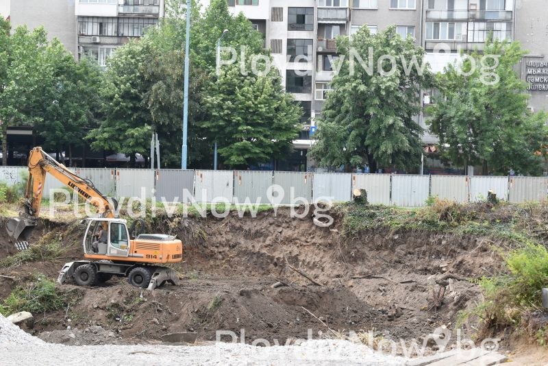 Свърталище на жрици и наркомани се превръща в модерна сграда СНИМКИ