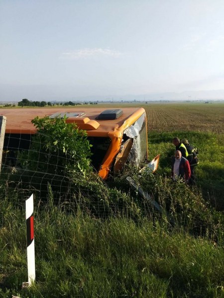 Обърнат автобус на магистралата, има тежко ранен ВИДЕО