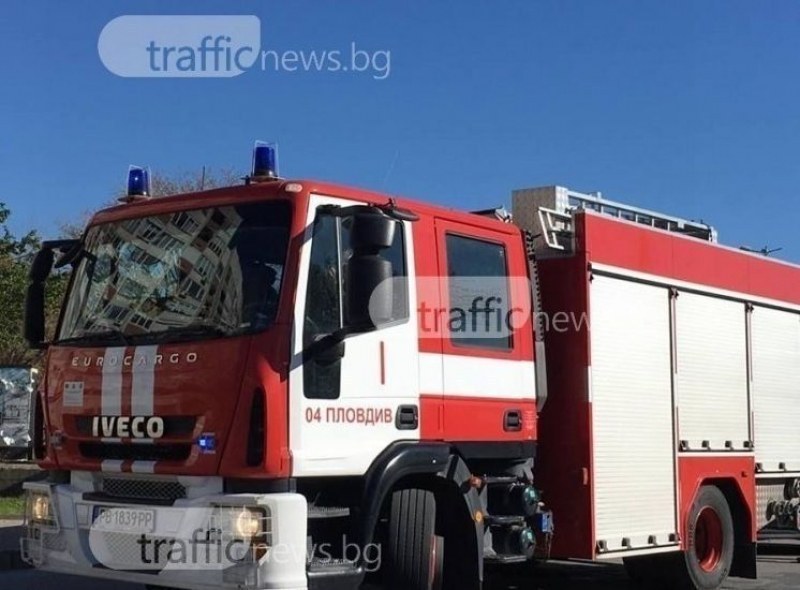 Възрастна жена запали пожар в жилището си, пожарните на крак