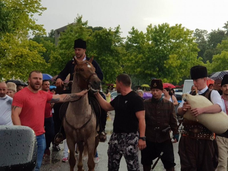 Абитуриент нахлузи народна носия и отиде на бала с ... кон ВИДЕО и СНИМКИ