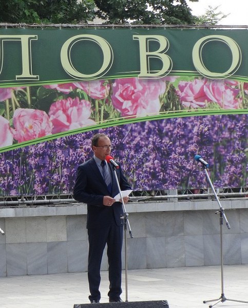 Ученичка от СУ „Васил Левски” откри празника в Карлово СНИМКИ