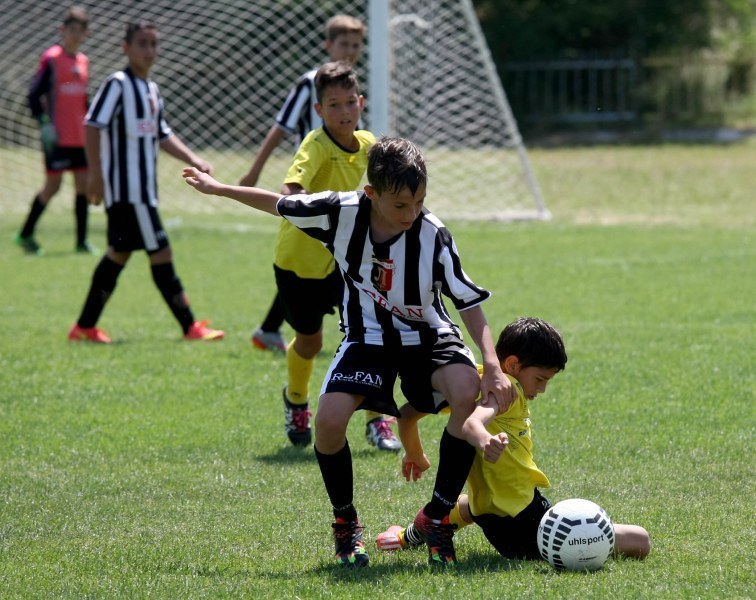 Децата на Карлово и Сопот се борят за футболна купа СНИМКИ