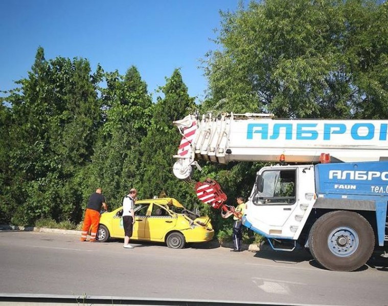 Кран размаза такси на пловдивски булевард СНИМКА