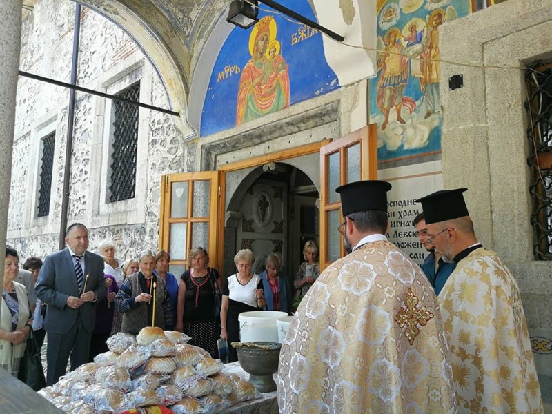 Курбан за здраве и благоденствие раздадоха в Карлово СНИМКИ
