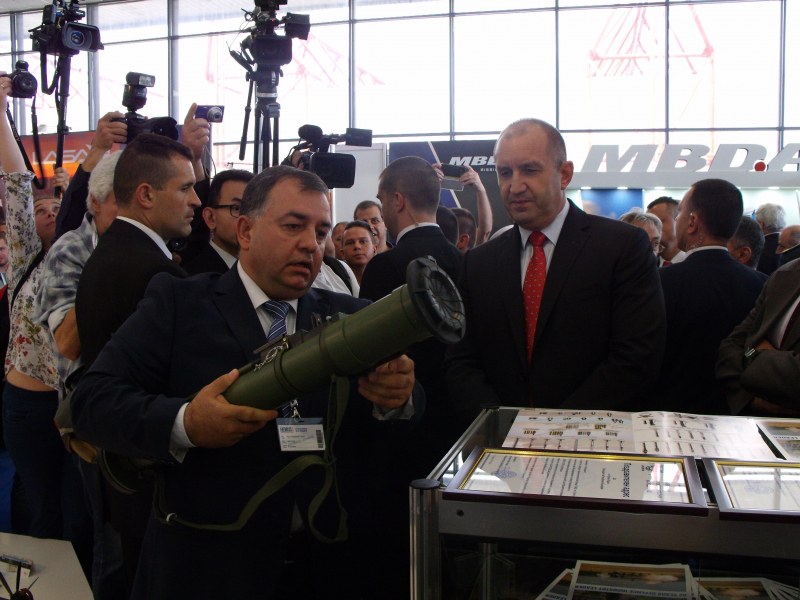 Гигантът на българската оръжейна индустрия показва иновации в панаира СНИМКИ