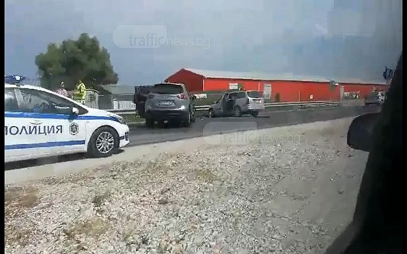 Три коли се нанизаха в челен сблъсък в село Труд, има пострадали СНИМКИ