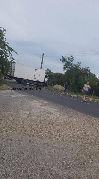 Катастрофа блокира Карловско шосе! Сблъскаха се камион и бус СНИМКИ