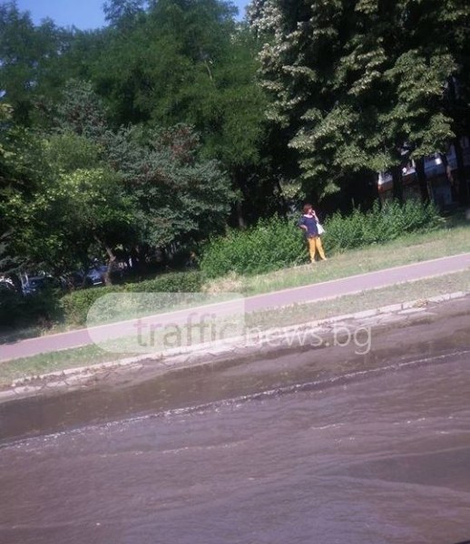 “Васил Априлов“ се превърна в басейн! Авария причини гигантска тапа СНИМКА