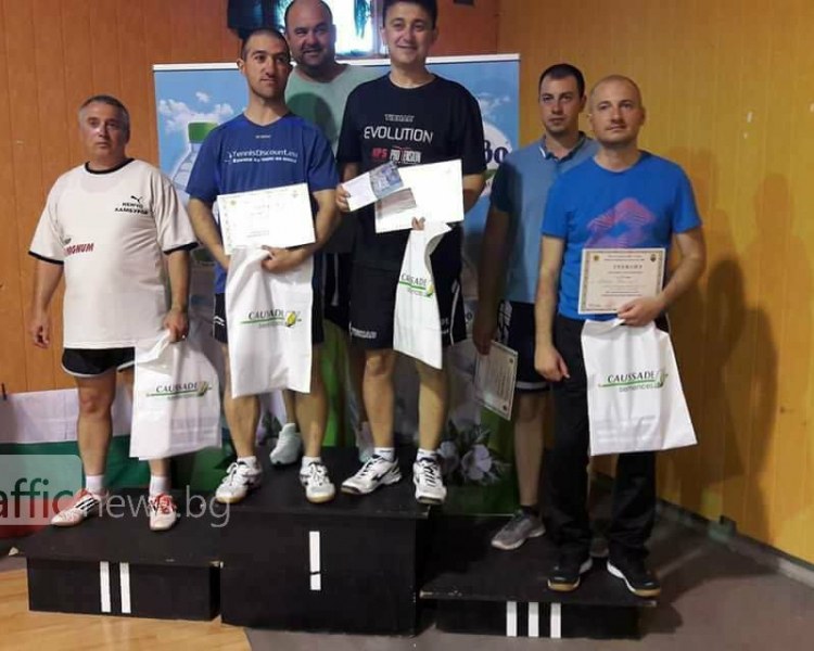 Униформени и представители на местната администрация играха тенис с благотворителна кауза