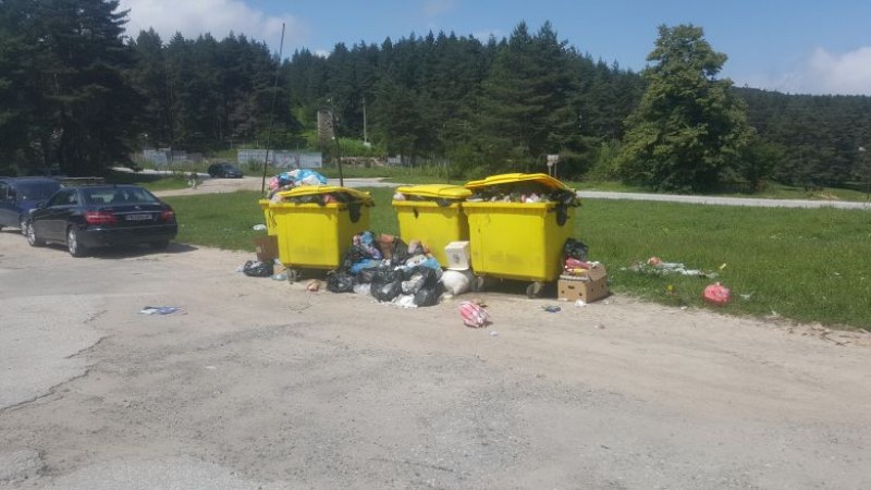 Хижа Здравец потъна в боклук СНИМКА