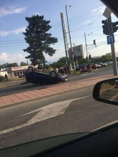 Кола се обърна по таван на Цариградско, има ранени ВИДЕО