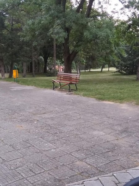 Вандали потрошиха пейка в парк в Хисаря
