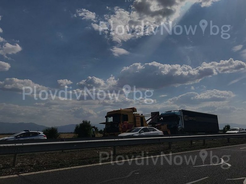 Двоен сблъсък блокира АМ “Тракия“ край Пловдив СНИМКИ и ВИДЕО