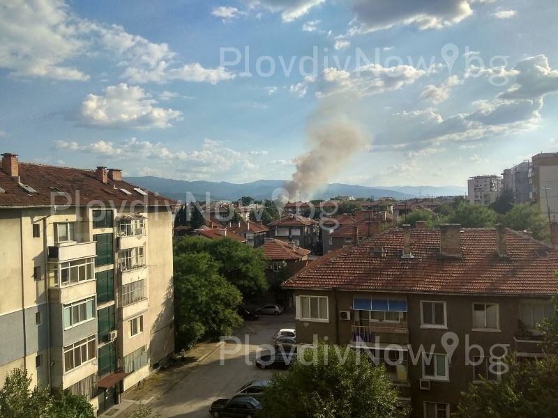 Гъст облак дим се носи над Пловдив, две пожарни са на място ВИДЕО и СНИМКИ