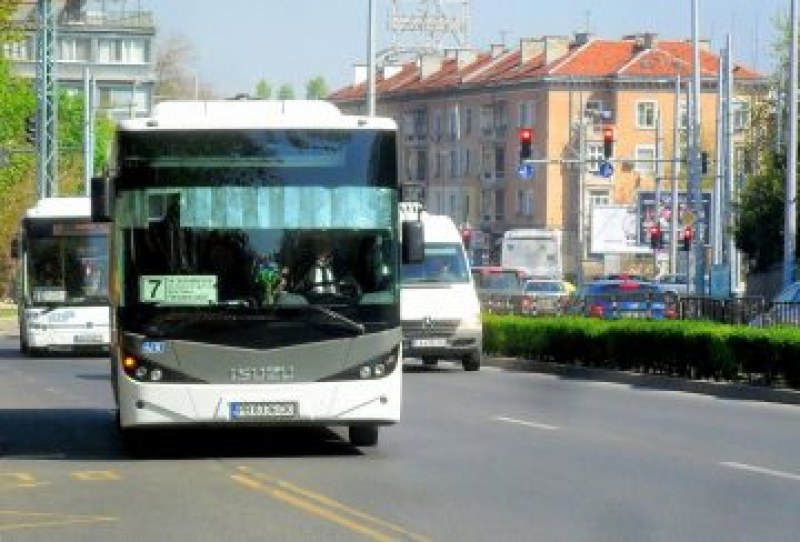 Кондукторът, който бе изхвърлен от автобус, е в критично състояние