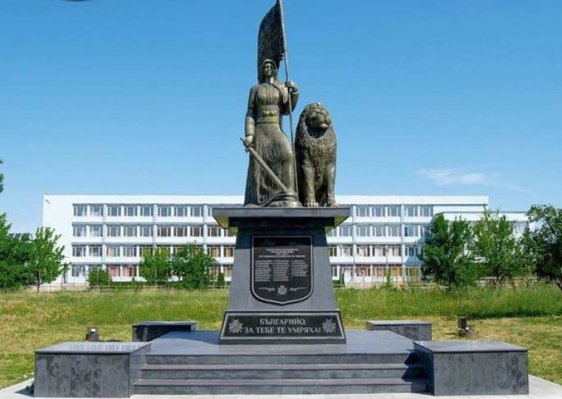 С шествие и военен церемониал откриват нов паметник в Раковски