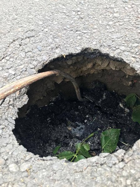 Опасна дупка дебне шофьорите на главния път в Сопот ВИДЕО