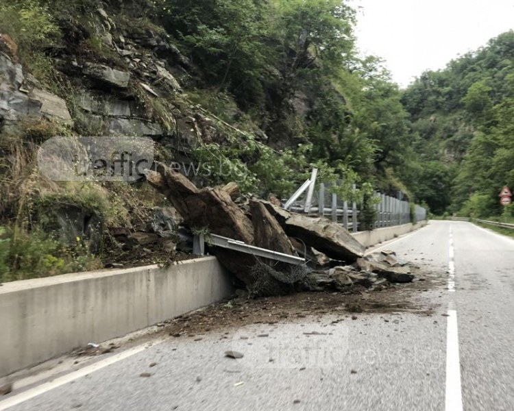 Скални късове затрупаха пътя Пловдив - Чепеларе СНИМКИ