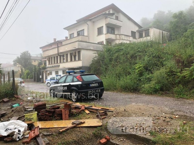 Акция в Брестник: Шест патрулки окупираха къща, нахлузиха белезници на четирима СНИМКИ