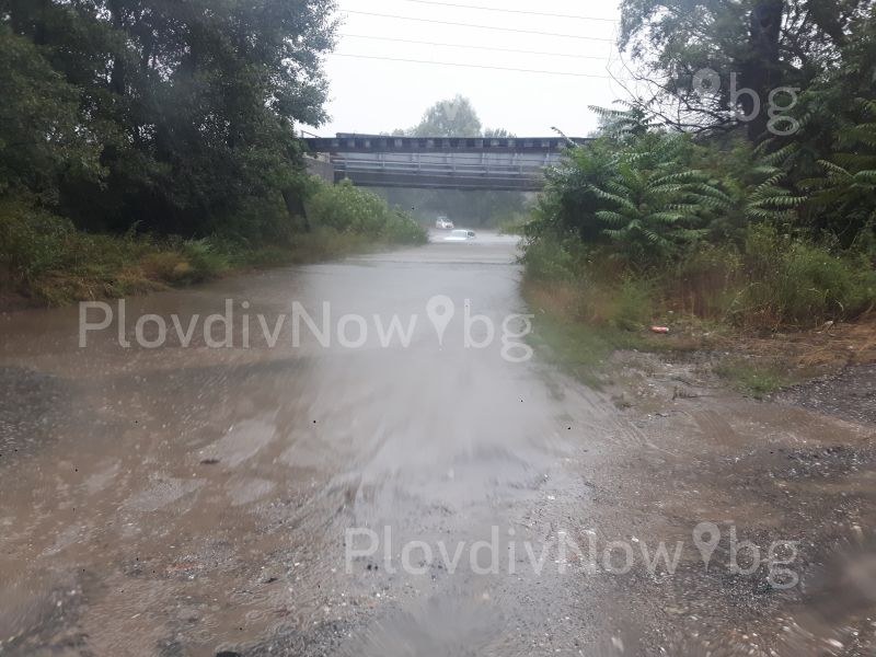 Пътят от Катуница до Летище Пловдив остана под вода СНИМКИ