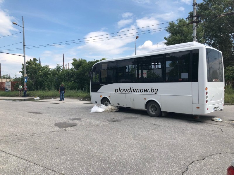 Възрастна жена се е озовала под гумите на автобуса в Тракия СНИМКИ