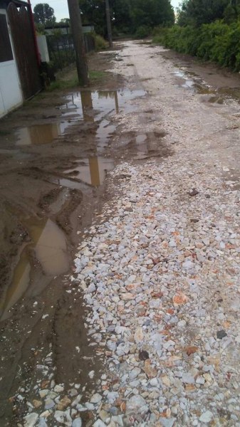Две улици в Стамболийски са с нова канализация, но... без пътна настилка СНИМКИ