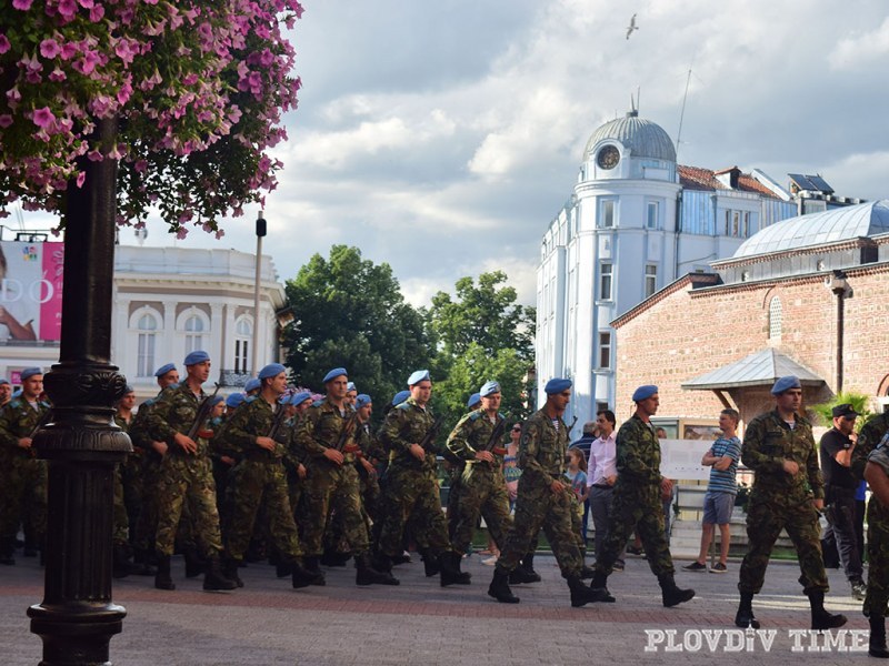 Каракачанов идва днес за военния парад в Пловдив