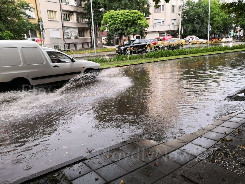 Петминутен валеж превърна централна пловдивска улица в басейн СНИМКИ