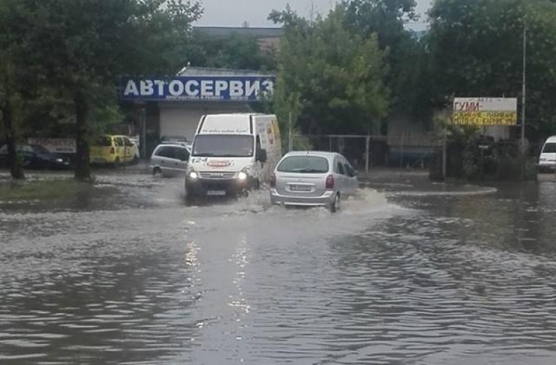 Буря удари и Асеновград, улиците се превърнаха в реки