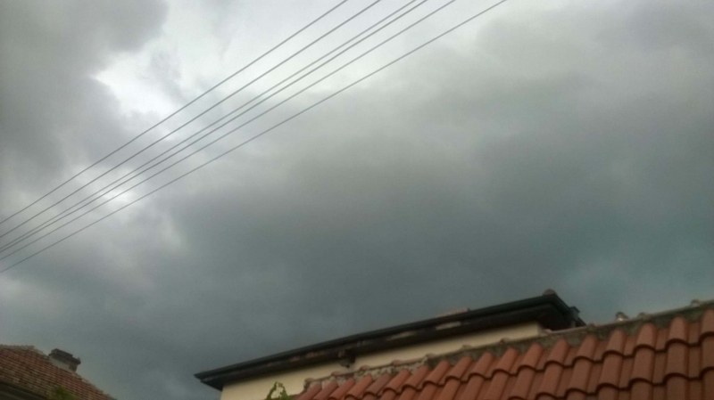 Черни облаци надвиснаха над Перущица, порой заля града за минути СНИМКИ