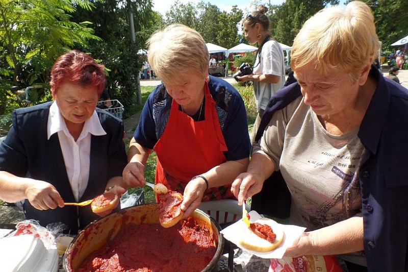 Жените на Куртово Конаре гощават с прочутата си доматена супа на Фермерския пазар в Пловдив