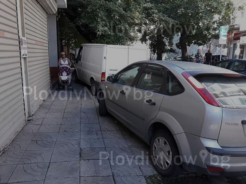 Пловдивчанка с детска количка слаломира между спрели върху тротоара коли СНИМКИ