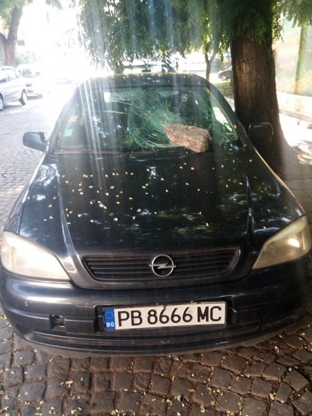 Вандализъм! Потрошиха автомобил с камък в Пловдив СНИМКИ