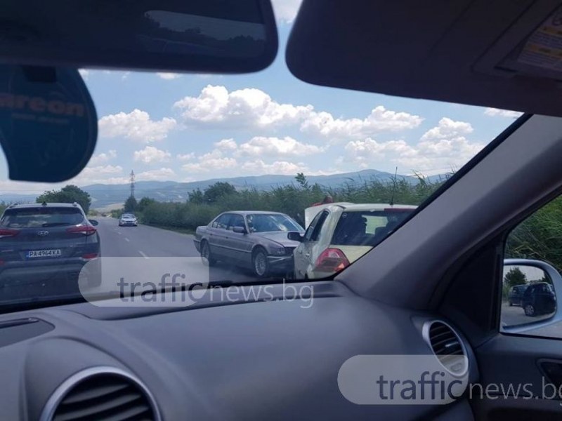 БМВ и рено се удариха челно на Околовръстното до Пловдив! СНИМКИ
