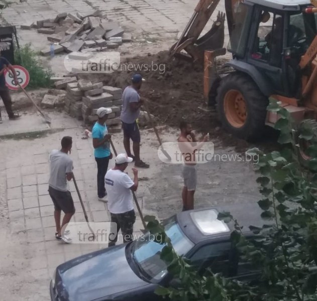 Роми безконтролно извършват „ремонтни дейности“ в Пловдив СНИМКИ