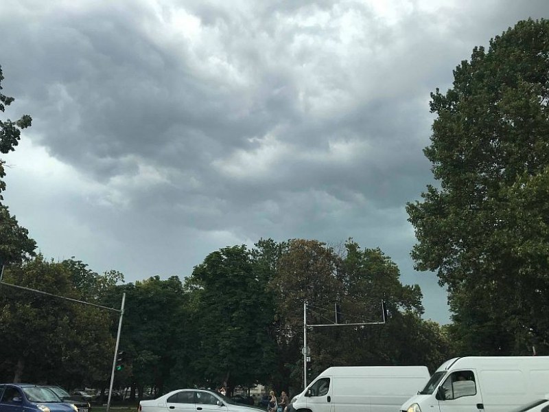 Бурята идва, черни облаци надвиснаха над Пловдив