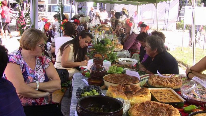 Раковски разкрива тайната на пидето и ароматното сладко от мента на Фермерския пазар в Пловдив