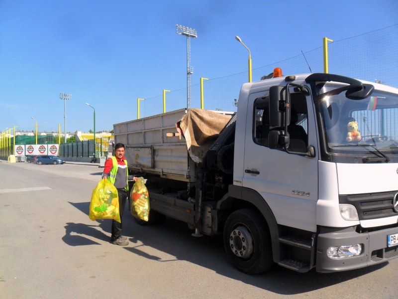 В „Коматево“ събират жълти чували от врата на врата