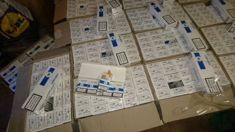 Двама са арестувани на АМ “Тракия“! Намериха 5000 стека налегални цигари в микробус