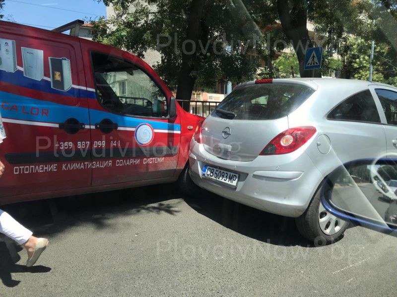 Отново катастрофа в Пловдив! Два автомобила се нанизаха на пешеходна пътека СНИМКИ