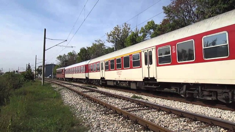 Влакът Пловдив-Карлово удари автомобил, шофьорът избяга