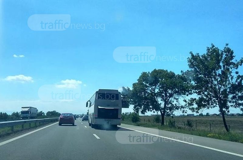 Автобус шпори по магистралата край Пловдив с отворен капак СНИМКИ