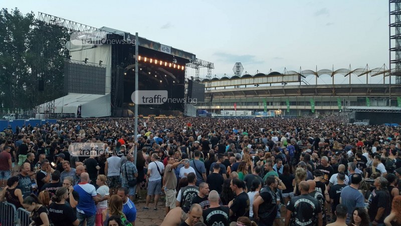 Гребната се пука по шевовете! 20 000 души ще пеят заедно с  Iron Maiden СНИМКИ