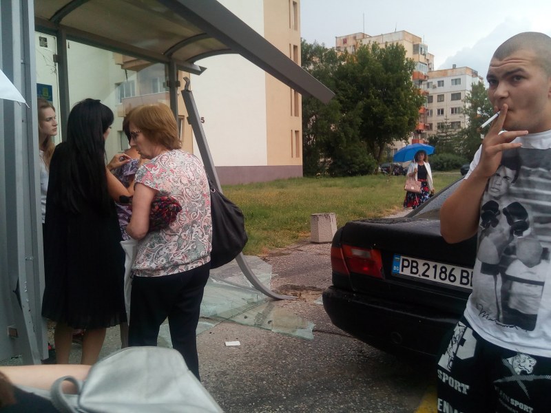 Нисан се вряза в спирка в Пловдив! Две жени оцеляха по чудо СНИМКИ