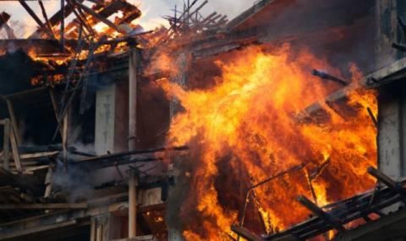 Пожар изпепели жилищна сграда край Хисаря