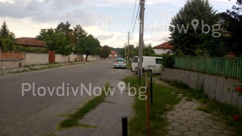 Тийнейджъри на мотопед се врязаха в къщата на бивш кмет край Стамболийски СНИМКИ