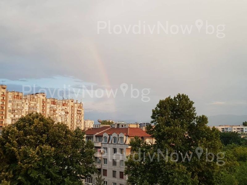 Слънце, малко облаци и ... дъга за цвят в Пловдив СНИМКИ