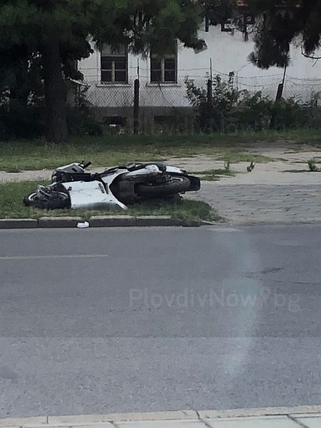 Тежка катастрофа на Цариградско, мотор се заби в бус СНИМКИ